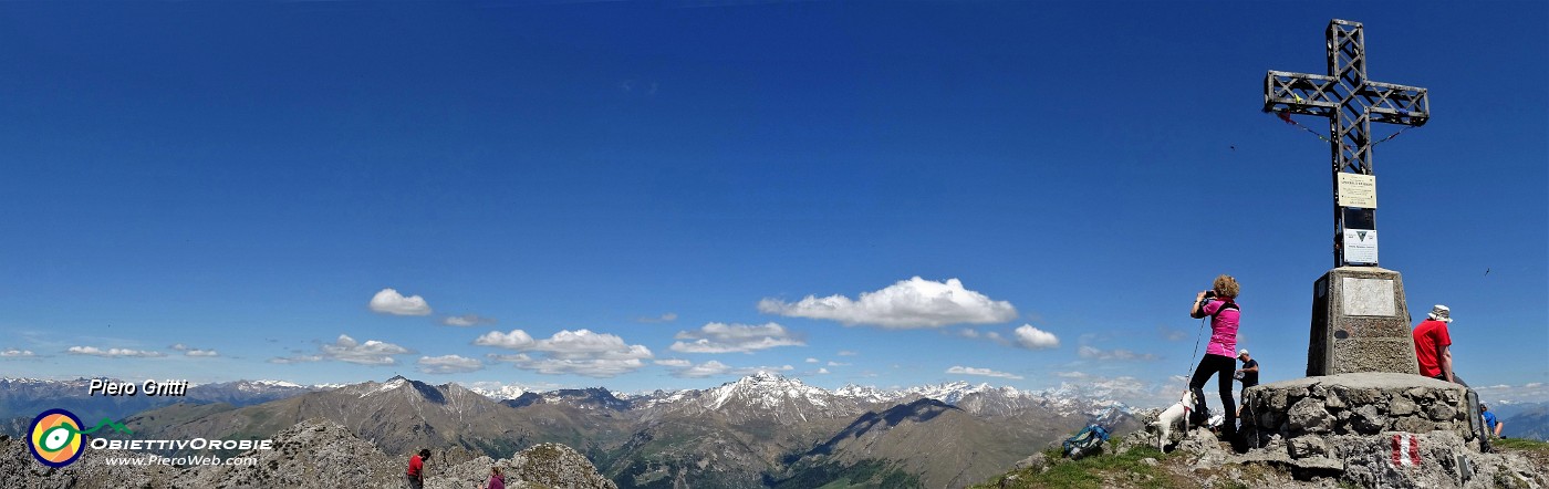 65 Vista dalla croce d'Alben verso l'Arera e le Orobie.jpg